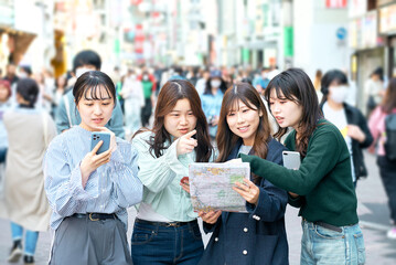 Wall Mural - 都会で道に迷う女性4人