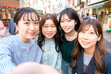 Wall Mural - 街中で自撮りする4人の女性達