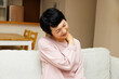 肩の痛みに苦しんでいる成熟した日本人女性