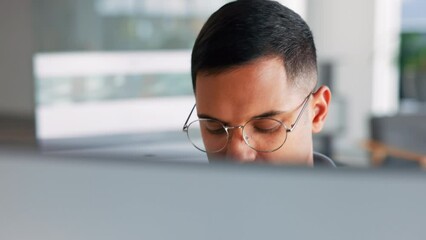 Aufkleber - Focus, computer reading and business man working on a seo and web proposal for tech. Office work, startup and businessman thinking with digital data and planning a copywriting strategy with glasses