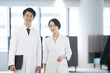 © kapinon - 綺麗な大学病院と美容クリニックなど、男女のカッコイイドクターの医療や医師のイメージ　カメラ目線