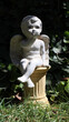Figura de ángel de cerámica con luz y sombra. 