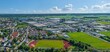 Mindelheim im Luftbild, Blick über die Sportplätze am Maristenkolleg zum Industriegebiet südlich der Bahnlinie
