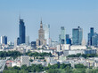 Zbliżenie i widok z lotu ptaka na wieżowce w centrum Warszawy w słoneczny dzień, pałac kultury, varso tower