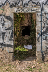 Poster - Porte de maison abandonnée au col du Vent à Saint-Privat, Hérault, France