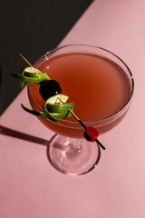 Canvas Print - Vertical shot of a cosmopolitan cocktail with a pastel background