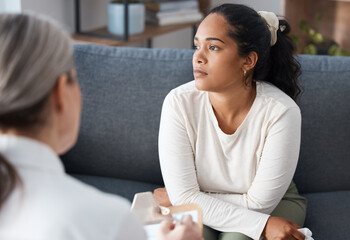 Canvas Print - Thinking psychologist, therapy and woman in consultation for mental health on sofa. Therapist, psychology and female patient consulting, counseling and discussion for depression, memory and problem.