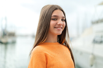 Canvas Print - Teenager girl at outdoors With happy expression