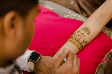 Canvas Print - Artist applying henna tattoo on women . Mehndi is traditional Indian decorative art. Close-up