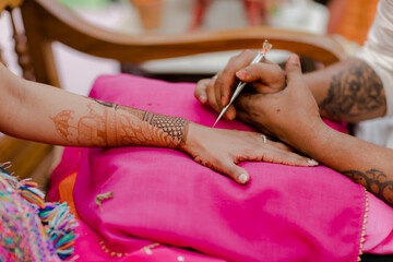 Canvas Print - Artist applying henna tattoo on women . Mehndi is traditional Indian decorative art. Close-up