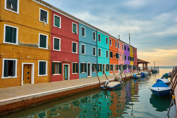 Canvas Print - Colorful architecture and canal with boats in Burano island, Venice, Italy. Famous travel destination.