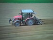traktor orający pole . Zdjęcie z rozmyciem ruchu. widok z boku