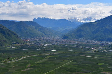 Wall Mural - Blick von Hocheppan nach Bozen dahinter die Dolomiten 