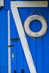 porte colorée d'une cabane ostréicole, port de Biganos, bassin d'Arcachon