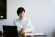 © arc image gallery - デスクワークをする日本人女性