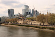 Historisches und modernes London nebeneinander; Tower of London vor der City Skyline