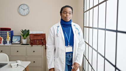 Canvas Print - African american woman doctor walking with doubt expression thinking at clinic