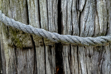 corde sur un vieux poteau de bois