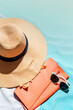Accesorios de ropa para verano. Gafas de sol, sombrero estilo pamela para la playa sobre una toalla. Gafas sombrero de paja y bolso de playa para las vacaciones de verano. Generative ai.