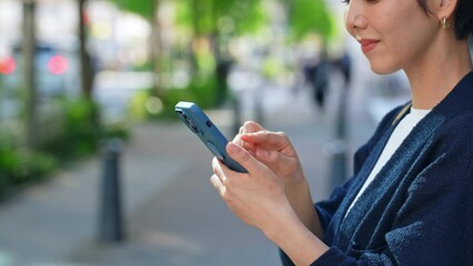 Poster - 街中でスマホを使う女性