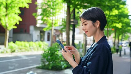 Poster - 街中でスマホを使う女性