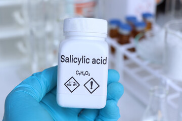 Canvas Print - Salicylic acid in container, chemical analysis in laboratory