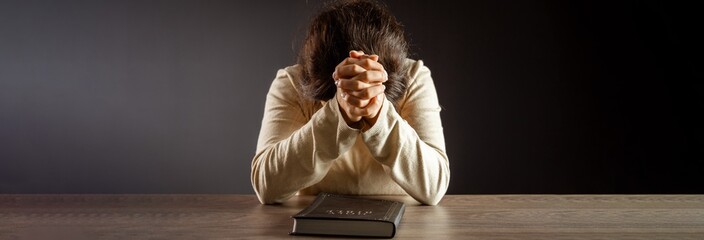 Poster - Woman praying on bible