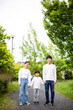 © kazoka303030 - 日本人の家族ポートレート、新緑の公園で