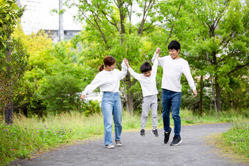 Canvas Print - 新緑の公園を散歩する日本人の家族