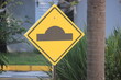 Placa amarela de trânsito aviso lombada