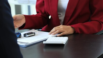 Wall Mural - Business man raised her hand to deny accepting a bribe from a business partner, a brown envelope containing a large number of dollar bills as money for bribery, a corruption concept.