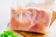 保存袋でホエイ液に漬ける豚ロース肉