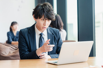 Poster - WEB会議でプレゼンをするビジネスマン