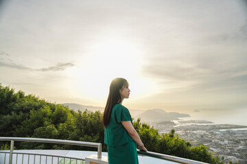 夕陽の空と若い女性