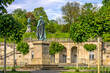 Denkmäler von Herzog Ernst II. am Coburger Schlossplatz mit Arkaden und Hofgarten, Deutschland