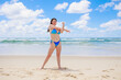 © photok - ビーチでストレッチをする水着姿の白人ティーンエイジャー