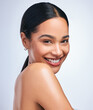 © Kirsten Davis/peopleimages.com - Woman, skincare and beauty in studio portrait with smile, happiness or natural glow on skin by white background. Girl, model and happy for makeup, cosmetics or youth with wellness, aesthetic or shine