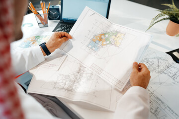 Poster - Unrecognizable arab businessman in traditional outfit working at the table in office