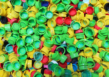 Tapaderas De Refresco De Plástico De Diferentes Colores En Su Mayoría Verdes. 