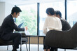 © kapinon - 弁護士や不動産やコンサルタント、士業などの商談風景