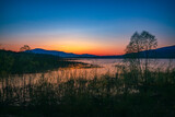 Fototapeta Krajobraz - Wieczorny krajobraz wodny. 