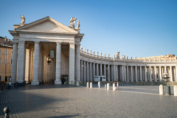 Canvas Print - South colonnade at St. Peter's Square in Vatican. Italy