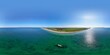 Luftaufnahme der beeindruckenden Landschaft von Westermarkelsdorf auf Fehmarn mit Deich, grünen Wiesen und Strand am blauen Ostseemeer: Malerisches Küstenjuwel
