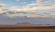 Weite Landschaft in Namibia, Wüste, Berg im Hintergrund