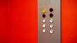 Pulsantiera di ascensore con pareti rosse