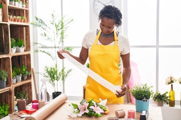 Canvas Print - Middle age african american woman florist smiling confident holding gift lace at flower shop