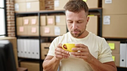 Canvas Print - Young man ecommerce business worker drinking cup of coffee at office