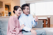 © maroke - 家でテレビを見るシニアの夫婦