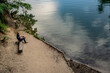 mężczyzna na ławce nad brzegiem jeziora, Szczecin, Jezioro Szmaragdowe, błękitna woda, relaks, spokój, medytacja, odbicie nieba