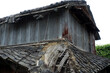 崩れそうな屋根。空き家問題、老朽化。